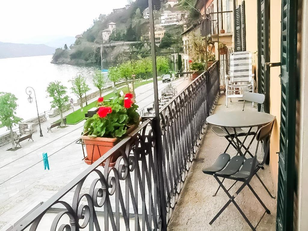 Piazzetta Lago Cannobio Esterno foto